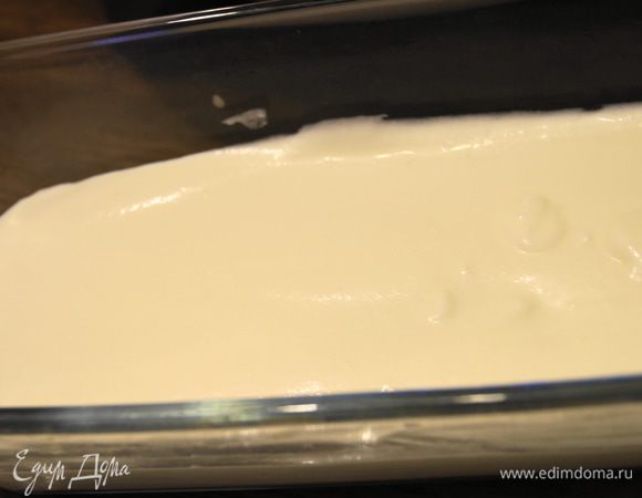 Выложить 1/2 крема на савоярди 