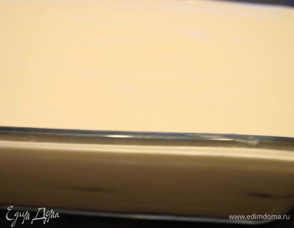 Сверху снова печенье, и оставшийся крем, убрать в холодильник на всю ночь