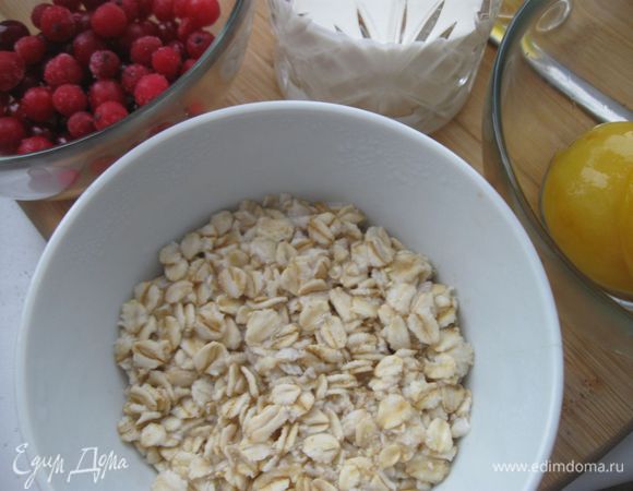 Овсяные хлопья замочить, добавив чуть-чуть кипятка, чтобы он только прикрывал хлопья. Закрыть крышкой или блюдцем.
