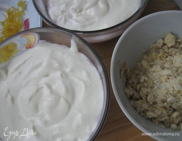 Сливки вместе с сахарной пудрой и ванильным сахаром взбить и положить на йогурт.
