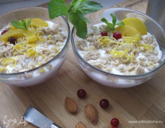 Сверху разложить овсяные хлопья, смешанные с медом и миндалем.Украсить клюквой, лепестками персика, мятой, цедрой лимона. 
Хорошего настроения и приятного аппетита!
