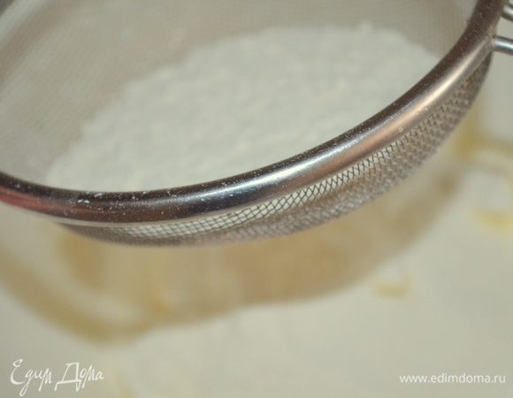 муку просеять в большую миску