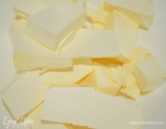 масло нарезать на мелкие кубики
