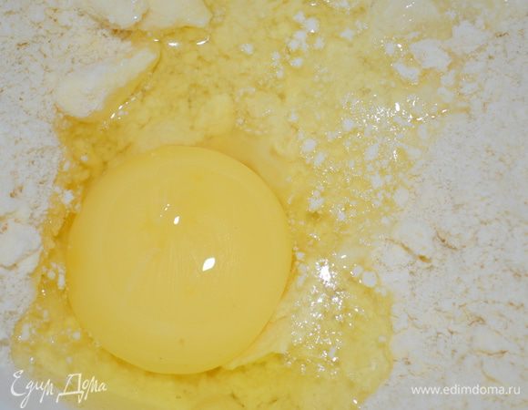 растереть масло с мукой в крошку, добавить яйцо и соль и замесить песочное плотное тесто