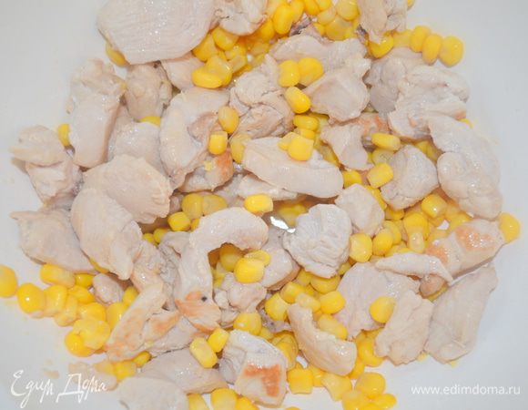 добавить кукурузу (слить с нее воду обязательно)