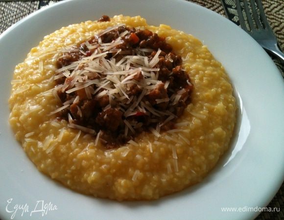 Соус:
на растительном масле пассеровка из мелко нарезанных лука, моркови, корневого сельдерея и болгарского перца. Добавляем мясной фарш, добавив соевый соус и немного воды, тушим. Приправляем солью (если надо), свежемолотым перцем и томатным домашним соусом (готовила совсем немного, поэтому банку томатов собственном соку не стала открывать обошлась соусом). Немного потушить и затянуть разведенным в холодной воде крахмалом (1 ч.л. на 1\2 стакана воды).