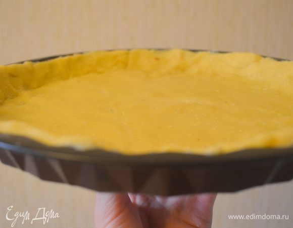 делаем бортики, остатки теста и обрезки оставить для оформления. Наколите вилкой тесто, чтобы оно не "вздыбилось"