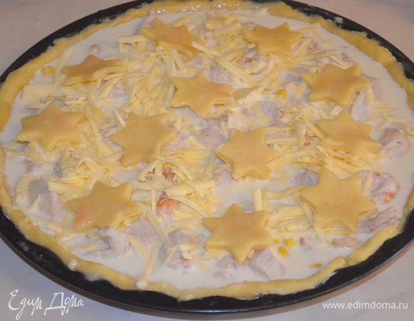 залить заливкой, посыпать тертым сыром. А из остатков теста я вырезала звездочки и разложила их на пироге. 