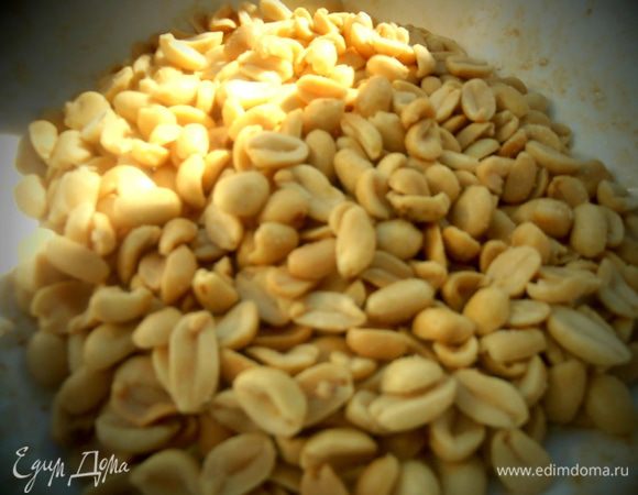 Арахис у меня готовый,очищенный,обжаренный и подсоленный,поэтому соль больше я не добавляла! Если купили арахис сырой,нужно его сначала обжарить,отшелушить кожицу (после обжарки она легко сойдёт!) и тогда пускать под блендер!