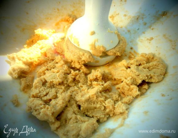 Паста готовится моментально! Взбиваем блендером орехи с добавлением любого растительного масла (я взяла масло в тему из виноградных косточек). Вначале будьте осторожны! Орехи могут выскакивать из ёмкости!