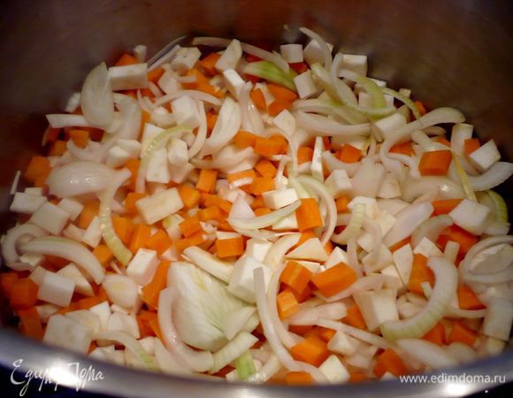 Готовим маринад. Лук нарезаем полукольцами, морковь и сельдерей — небольшими кубиками.