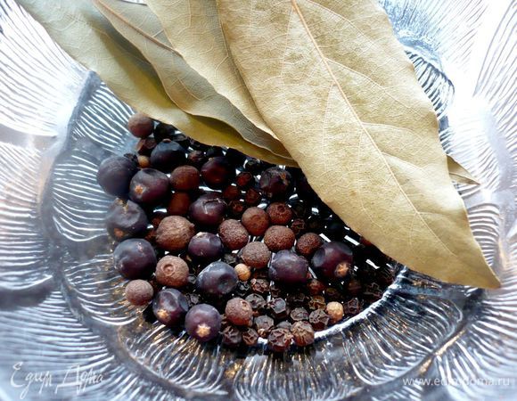 Готовим лавровый лист, можжевеловые ягоды, пимент и горошек черного перца.