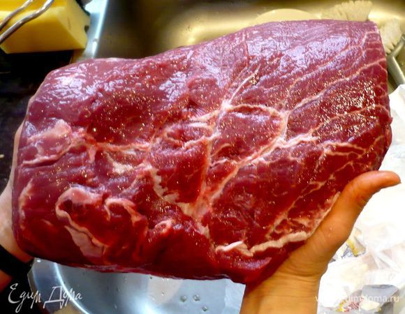 Мясо промываем под холодной проточной водой, обтираем бумажным полотенцем. 