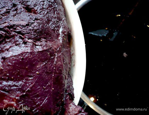 Духовку разогреваем до 180 градусов. Достаем мясо из маринада, обтираем его полотенцем, солим, перчим. Маринад откидываем на сито. 1 литр процеженного маринада смешиваем с бульоном. 