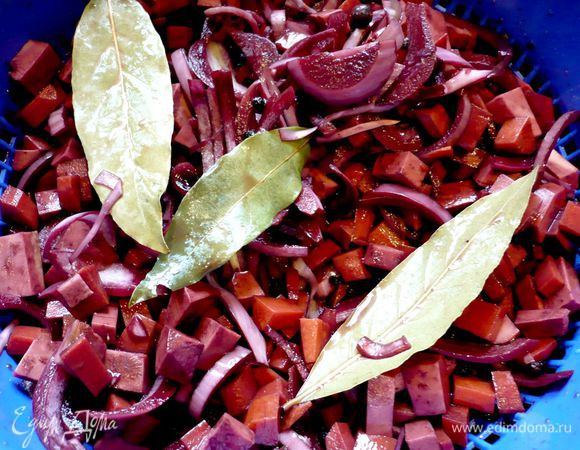 Овощам даем хорошо стечь, оставшаяся жидкость от маринада нам не понадобится.