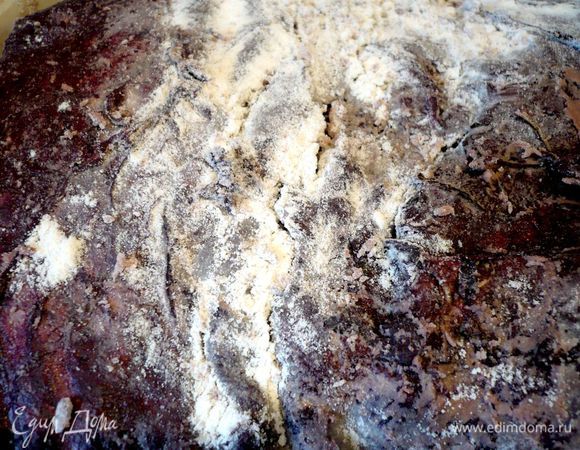 Мясо припудриваем со всех сторон мукой.    