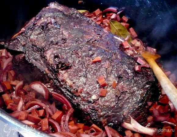 Добавляем маринованные овощи, даем им пару минут поджариться и вливаем пару половников маринада с бульоном. Затем кастрюлю с маринадом и бульоном ставим на огонь и разогреваем хорошенько. Жаровню закрываем крышкой и ставим в духовку на 1 час. При этом каждые 20 минут поливаем мясо горячим маринадом с бульоном (я каждый раз брала по два половника жидкости).   