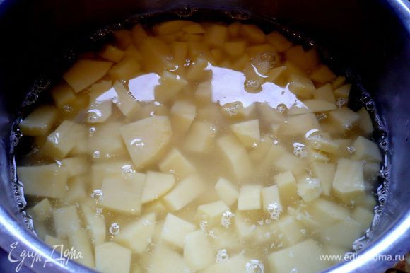 Картофель чистим, режем на небольшие кусочки, заливаем горячей водой и варим в течение минут 40 на медленном огне под слегка приоткрытой крышкой.