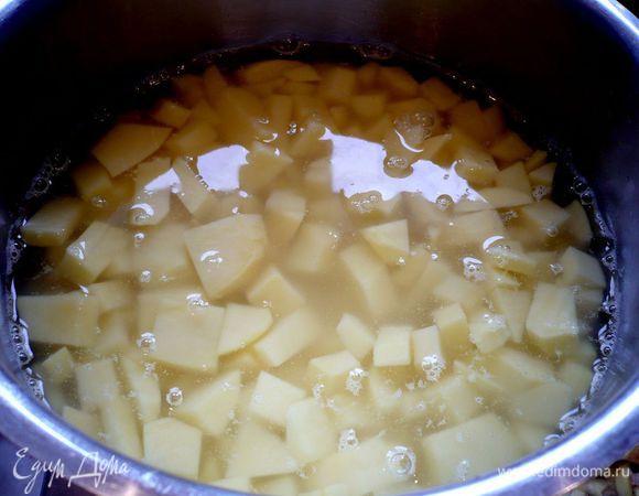 Картофель чистим, режем на небольшие кусочки, заливаем горячей водой и варим в течение минут 40 на медленном огне под слегка приоткрытой крышкой. 