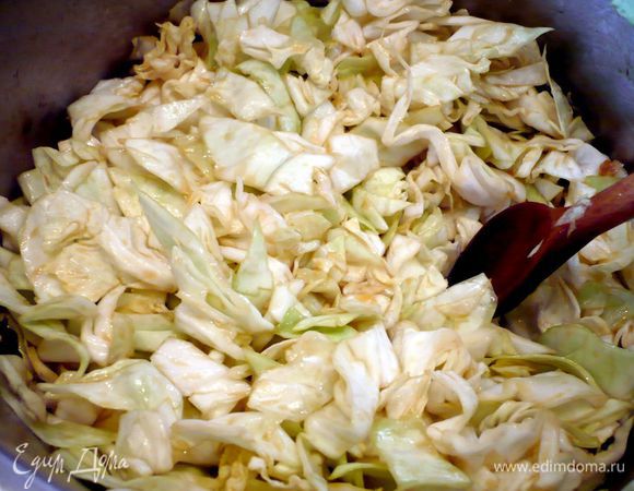 Кастрюлю с толстым дном для капусты ставим на огонь, кладем сахар, растапливаем его, добавляем лимонный сок, масло, перемешиваем деревянной лопаточкой и всыпаем капусту, слегка обжариваем ее и закрываем крышкой, тушим семь минут.