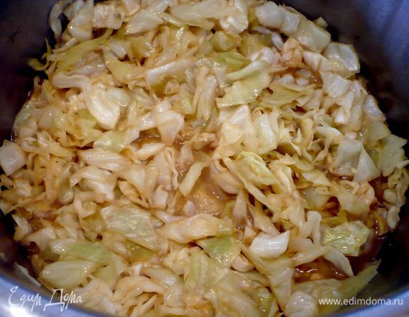 Открываем крышку и тушим без крышки еще минут пять — десять, время от времени помешивая. Солим и перчим по вкусу, капуста готова. 