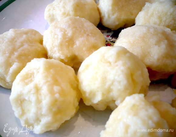 Клецки выкладываем на блюдо. Закрываем фольгой, оставляя небольшое пространство над клецками, чтобы не помять их, накрываем сверху какой-нибудь емкостью и заворачиваем в одеяло, чтобы клецки не остыли до подачи. 