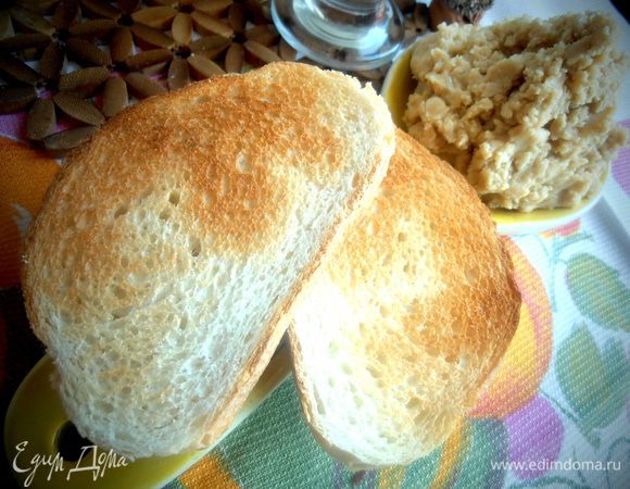 Для подачи подсушиваем в тостере белый или зерновой хлеб...