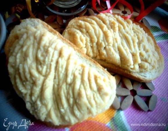 И намазываем на хрустящие гренки! Вкуснее любого тортика! Кстати, в тортах тоже можно использовать такую пасту вместо крема между коржами!