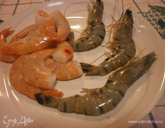 Крупные тигровые креветки достаточно промыть под проточной водой. У атлантических снять панцырь и удалить кишковую нить.