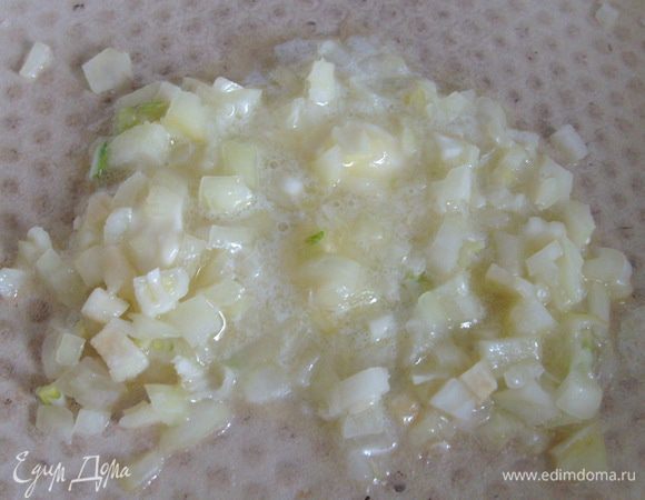 Обжарить на сливочном масле лук до прозрачности. Добавить муку, сметану, сливки, соль, перец, перемешать все до однородного состояния и потушить 1 мин. Добавить очищенные креветки и мидии, потушить еще 1 мин. (только для того, чтобы соус полностью обволок морепродукты).