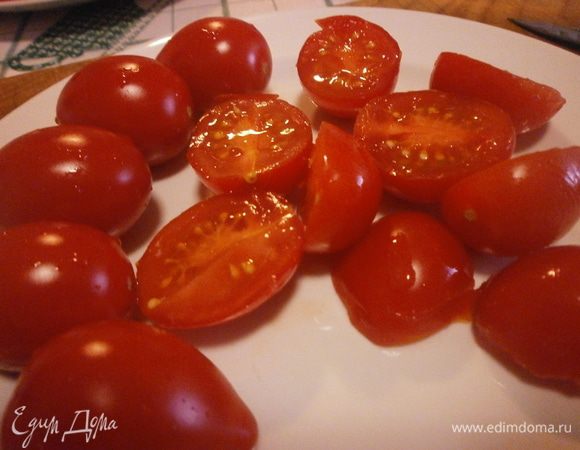 Помидоры помыть, порезать на две части