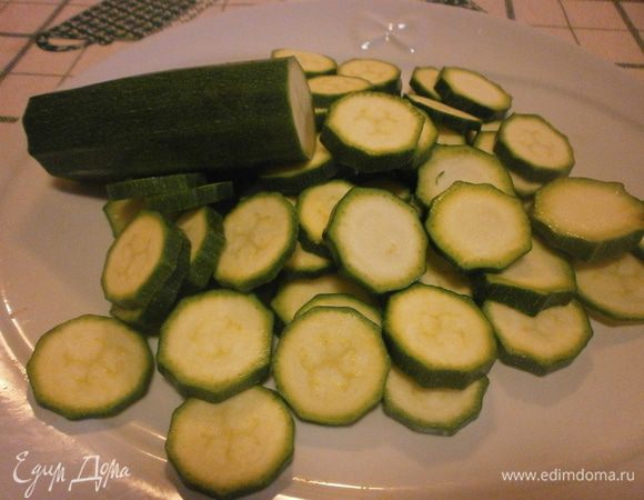 Цуккини помыть, нарезать. Морковь почистить, нарезать