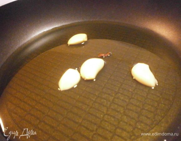 Ставим одновременно на плиту три сковороды. Для приготовления овощей наливаем только оливковое масло. В сковороды для приготовления креветок наливаем оливковое масло и обжариваем чеснок и горький перец, затем удаляем. Выкладываем сразу помидоры в слегка  разогретое масло и обжариваем несколько минут, пока не выделится сок. Затем добавляем цуккини, морковь, соль, перец и тушим на медленном огне 20 минут под крышкой.