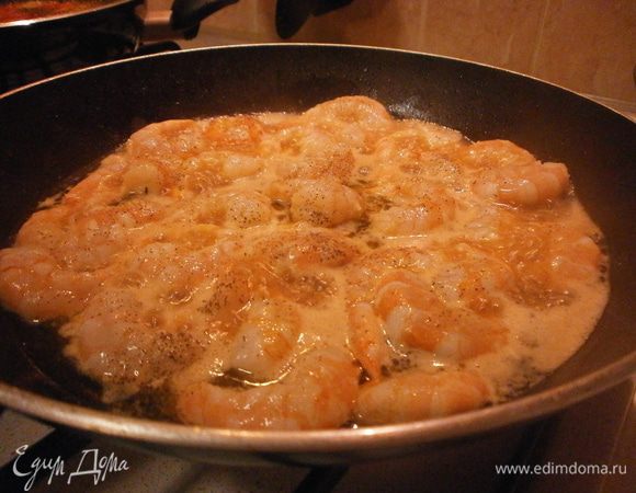 На вторую сковороду выкладываем креветки, вливаем половину количества бренди. Как только выпарится алкоголь, солим. Через 4-5 минут снимаем с огня - креветки готовые.