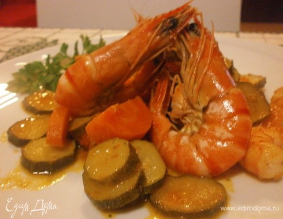 Выложить на тарелку креветки с тушенными овощами, полить бальзамическим соусом. Первое блюдо готово.