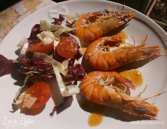 Подготовленный свежий салат заправить солью, оливковым маслом, выложить на тарелку. Уложить тигровые креветки и полить бальзамическим соусом. Вот и готов второй вариант нашего ужина. Можно выбирать по вкусу. Кому нравятся свежие овощи на гарнир или кто предпочитает гарнир из тушеных овощей. Приятного всем аппетита!