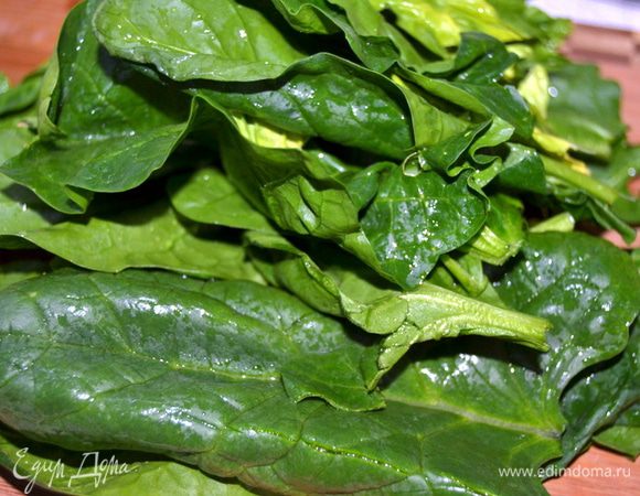 Тем временем обрезаем у шпината жесткие стебли.