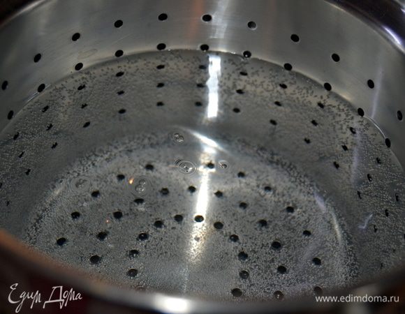 Заглядываем в кастрюльку,вода начинает закипать.Солим по вкусу.