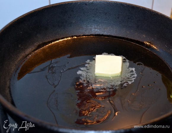 В сковороду наливаем оливковое масло и пару ложек сливочного.У меня сковородка чугунная,разогревается достаточно долго.