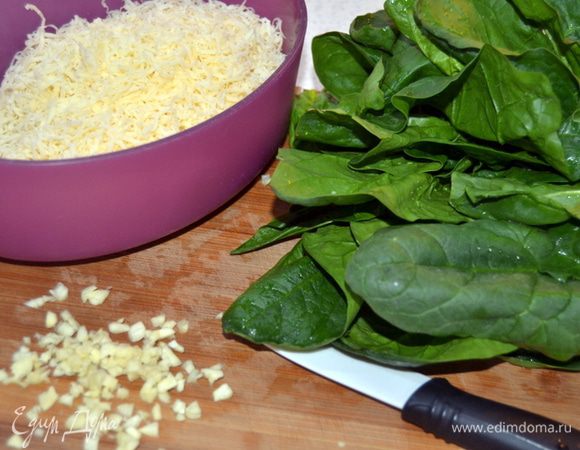 Пока вода закипала,я успела подготовить все ингредиенты,даже измельчила чеснок.