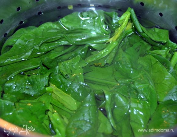 Вода кипит,отправляем туда шпинат на 5 минут.
