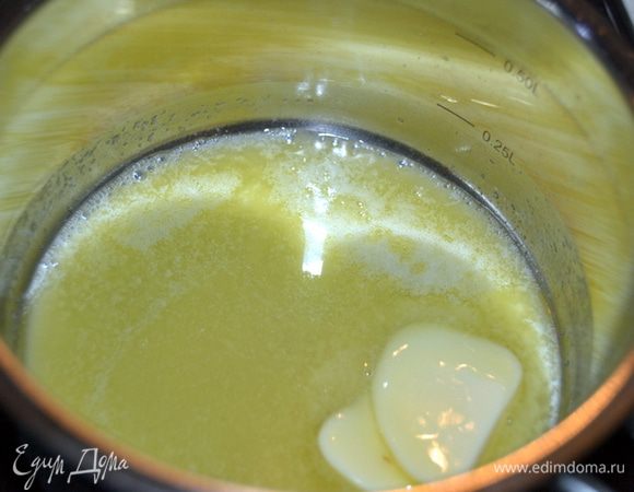 Пока шпинат варится,ставим сотейник на огонь,выкладываем оставшееся масло.