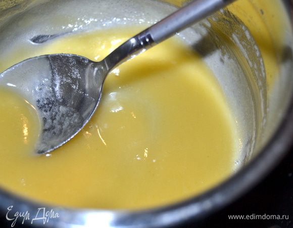 Добавляем муку и тщательно перемешиваем.