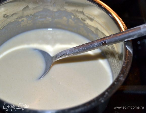 Добавляем молоко и варим постоянно помешивая до загустения.