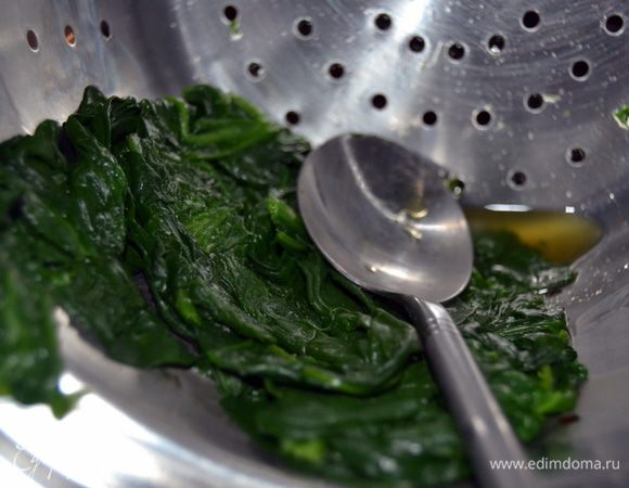 Шпинат готов,у меня удобная вставка-дуршлак в кастрюльку.Одной рукой мешаем соус,другой вынимаем шпинат и даем стечь воде.Отжимаем.