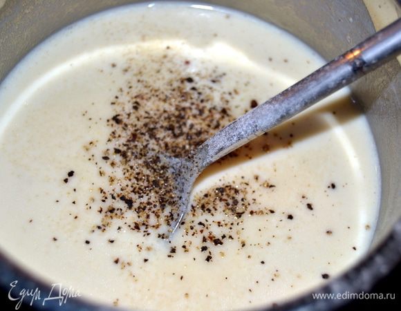 В соус добавляем соль,перец и мукскатный орех.Снимаем с огня. Самое время включить духовку,разогреваем до 190 гр.