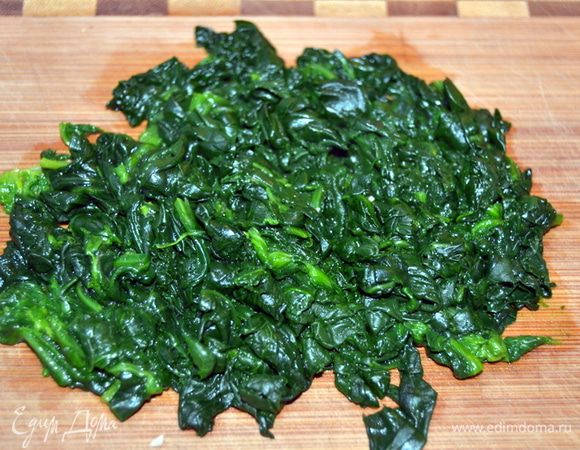 Шпинат  мелко порубить.