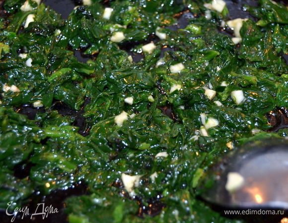 Выложить с чесноком в сковороду с разогретым маслом.Обжарить в течении 3-4 минут.