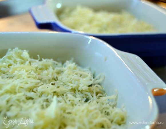 Раскладываем по формам и посыпаем сыром.