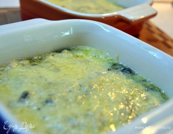 Запекаем в духовке минут 7-10,пока не рсплавится сыр.Подаем горячим.